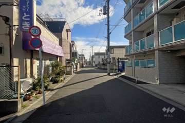 敷地東側の前面道路（北側から）