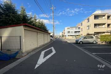 敷地東側の前面道路（南側から）