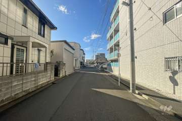 敷地南側の前面道路（東側から）
