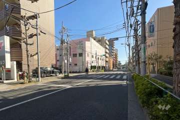 敷地西側の前面道路