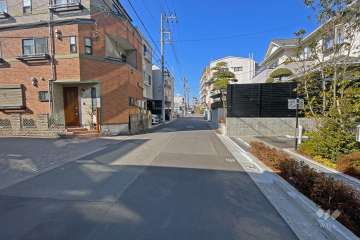 敷地の南側前面道路（東側から）