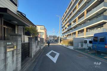 敷地の南側前面道路（東側から）