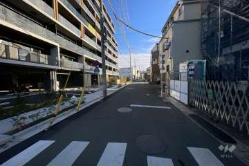 敷地の南側前面道路（西側から）