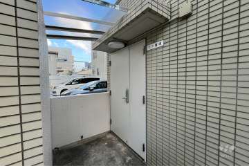 ゴミ置き場入り口