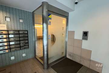 エントランスはオートロック付きです。