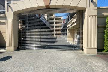 駐車場の出入り口（リングシャッター付き）