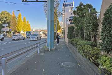 敷地の北側前面道路は都道68号線です（西側から）。