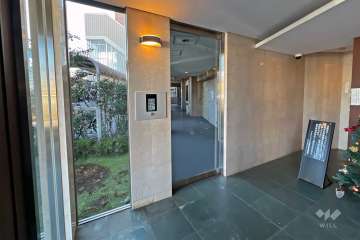 エントランスはオートロック付きです。