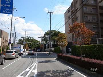 敷地北側は二車線の通りに面しています。