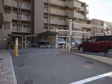 駐車場入口にはロボットゲートが設置されています。