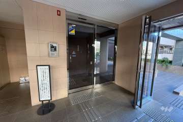 エントランスはオートロック付きです。