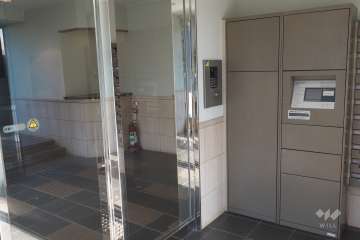 エントランスはオートロック付きです。