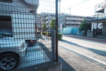 敷地北西側の前面道路（北東側から）