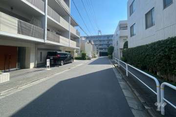 敷地の南東側前面道路（南西側から）