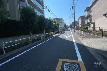 敷地の南西側前面道路（北西側から）