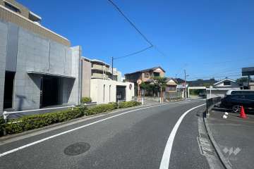 敷地の北東側前面道路（南東側から）