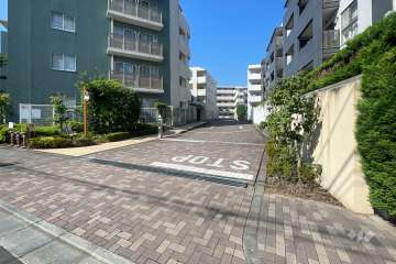駐車場の出入り口（ロボットゲート付き）