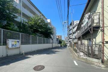 敷地北西側の前面道路