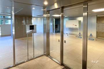 エントランスはオートロック付きです。