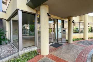 エントランスはオートロック付きです。