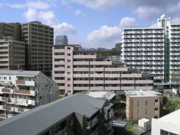 周辺はマンションが多く立ち並んでいます