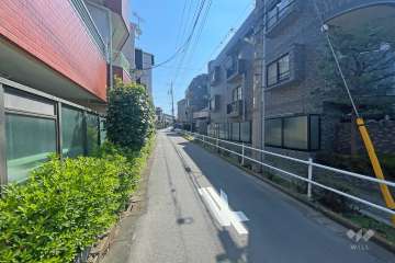 敷地北側の前面道路（西側から）