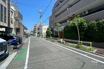 敷地の南側前面道路（東側から）