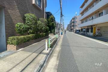 敷地の北側前面道路（東側から）