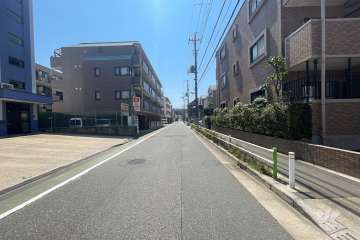 敷地北側の前面道路（西側から）