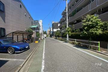 敷地南側の前面道路（東側から）