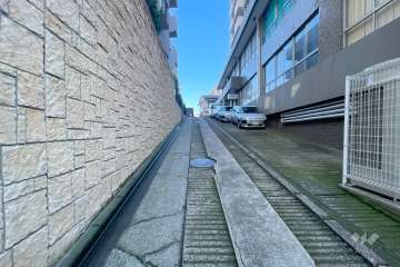 敷地北東側の前面道路