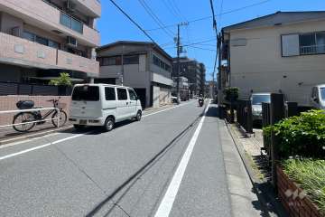 敷地の南側前面道路（西側から）