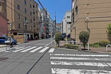 敷地の南側前面道路（東側から）