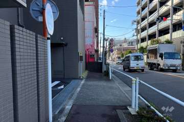 敷地の北西側前面道路（北東側から）
