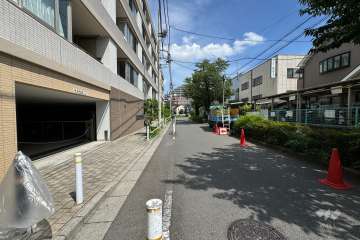 敷地の南側前面道路（西側から）