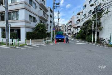敷地の東側前面道路（南側から）