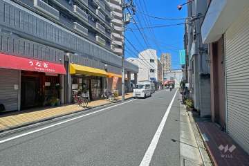 敷地の南側前面道路（西側から）