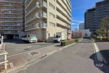 敷地の南西側前面道路（北西側から）