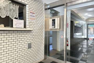 エントランスはオートロック付きです。