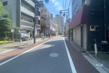 敷地の南側前面道路（西側から）