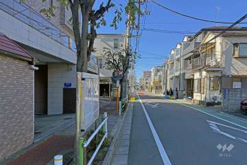 敷地の北側前面道路（東側から）