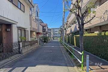 敷地の南側前面道路（東側から）