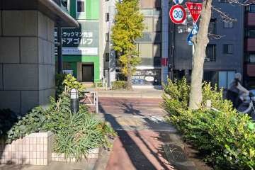 敷地の南東側前面道路（南西側から）