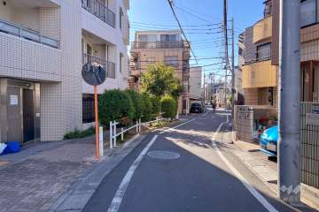 敷地西側の前面道路（北側から）