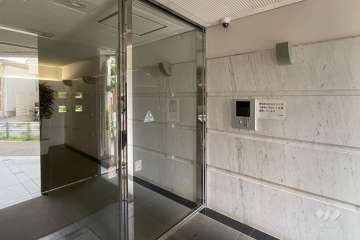 エントランスはオートロック付きです。