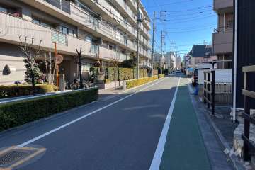 敷地の南西側前面道路（北西側から）