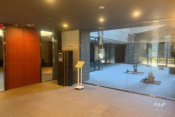 エントランスはオートロック付きです。