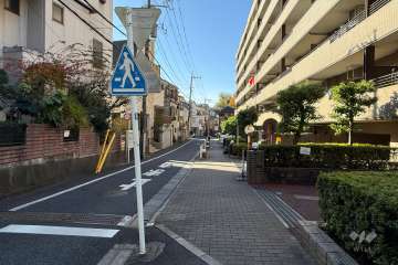 敷地の東側前面道路（北側から）