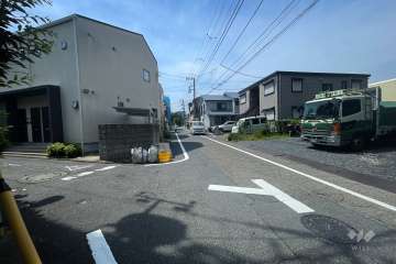敷地北東側の前面道路（北西側から）