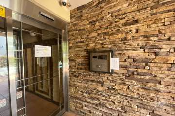 エントランスはオートロック付きです。